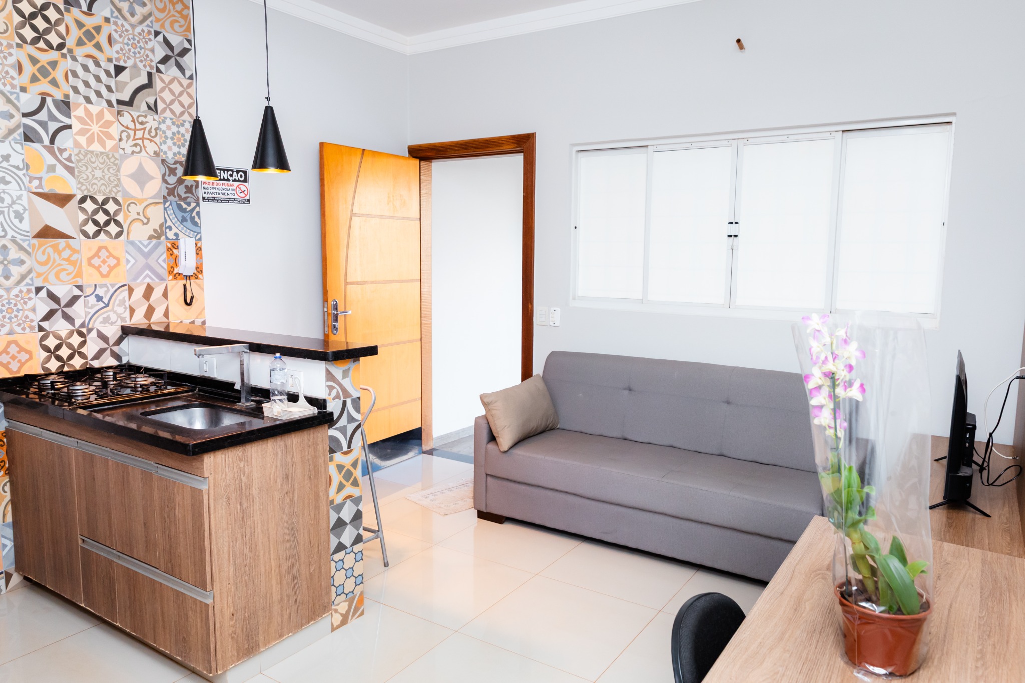 Sala com cozinha integrada do Villa dos Pássaros
